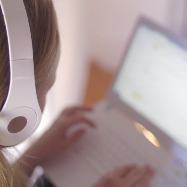 <a class=ContentLinkGreen href=/fr/kits_graphiques_templates_stock-video.html>Stock Vid�o</a></font> femme musique 140489