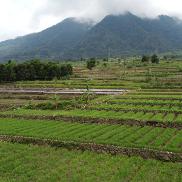 <a class=ContentLinkGreen href=/fr/kits_graphiques_templates_stock-video.html>Stock Vid�o</a></font> drone montagne 156260