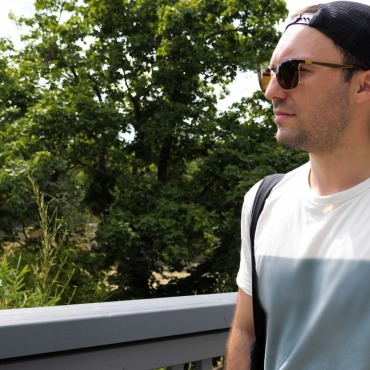 <a class=ContentLinkGreen href=/fr/kits_graphiques_templates_stock-video.html>Stock Vid�o</a></font> handsome homme 164308