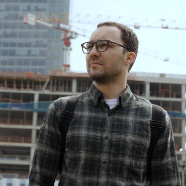 <a class=ContentLinkGreen href=/fr/kits_graphiques_templates_stock-video.html>Stock Vid�o</a></font> homme d�sinvolte 164401