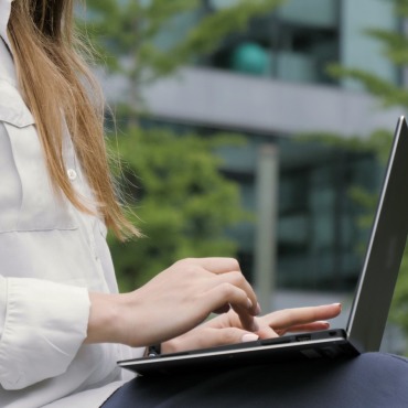 <a class=ContentLinkGreen href=/fr/kits_graphiques_templates_stock-video.html>Stock Vid�o</a></font> ordinateur fille 165859