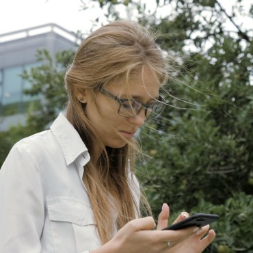 <a class=ContentLinkGreen href=/fr/kits_graphiques_templates_stock-video.html>Stock Vid�o</a></font> femme cellphone 165889