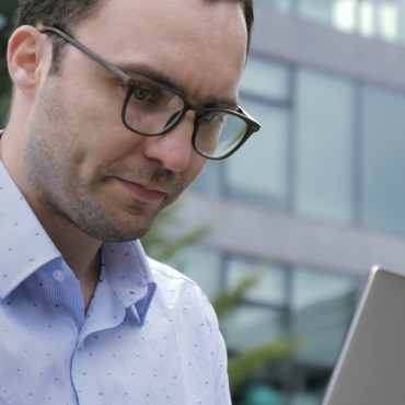 <a class=ContentLinkGreen href=/fr/kits_graphiques_templates_stock-video.html>Stock Vid�o</a></font> portable jeune 166928