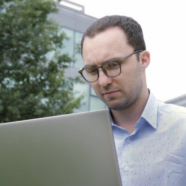 <a class=ContentLinkGreen href=/fr/kits_graphiques_templates_stock-video.html>Stock Vid�o</a></font> homme parc 171131