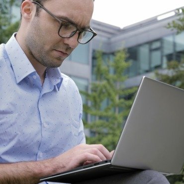 <a class=ContentLinkGreen href=/fr/kits_graphiques_templates_stock-video.html>Stock Vid�o</a></font> portable homme 171172