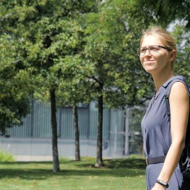 <a class=ContentLinkGreen href=/fr/kits_graphiques_templates_stock-video.html>Stock Vid�o</a></font> femme sourire 171191