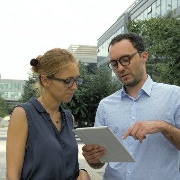 <a class=ContentLinkGreen href=/fr/kits_graphiques_templates_stock-video.html>Stock Vid�o</a></font> homme femme 174784