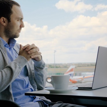 <a class=ContentLinkGreen href=/fr/kits_graphiques_templates_stock-video.html>Stock Vid�o</a></font> homme fen�tre 174819